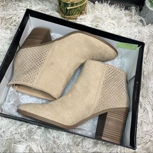 -NEW Steve Madden NYC Sand Color Boot Wedges Size 8.5